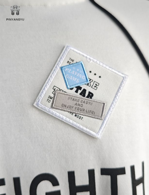 Parche bordado personalizado y camiseta serigrafiada