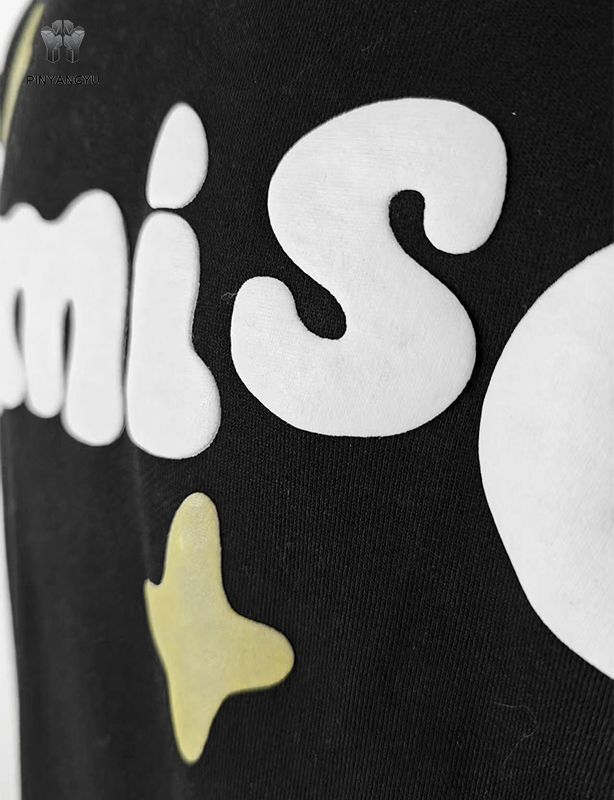 Sudadera con capucha y estampado abullonado en todo el perímetro