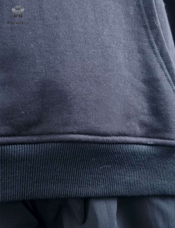 Sudadera con capucha y estampado abullonado en todo el perímetro