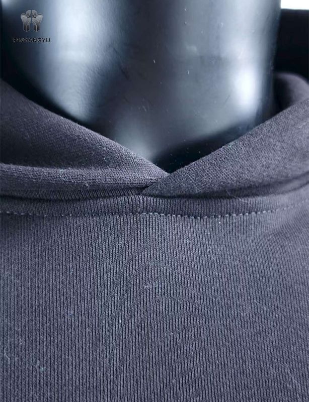 Sudadera con capucha y estampado abullonado en todo el perímetro