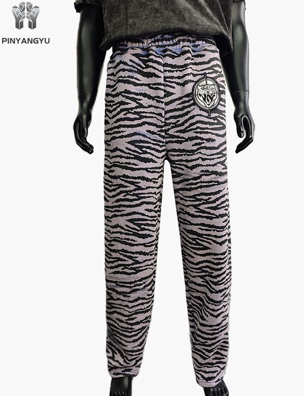 Pantalón con parche bordado e impresión de pantalla completa