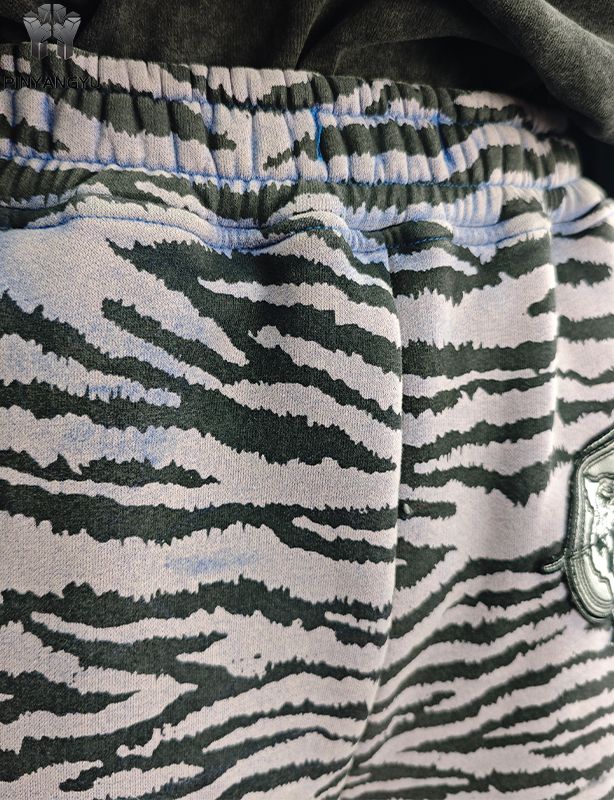 Pantalón con parche bordado e impresión de pantalla completa