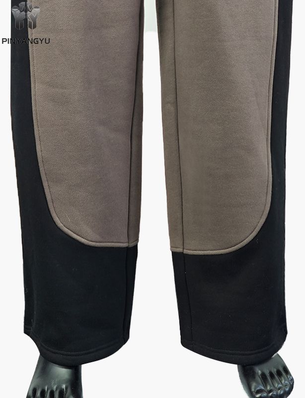 Pantalones deportivos de tela empalmada con diseño bordado