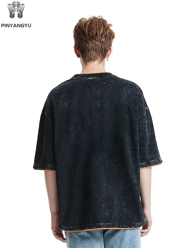 Camiseta con diseño de patchwork y lavado desgastado