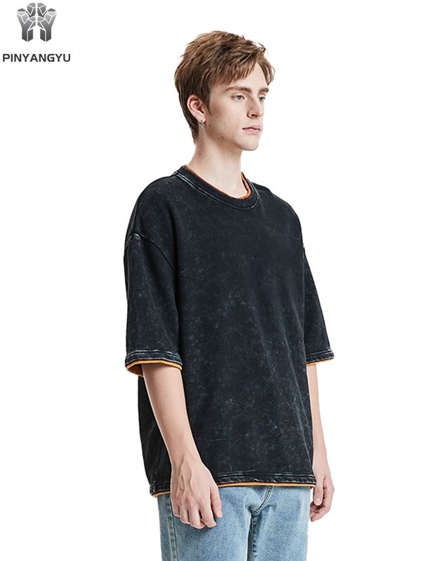 Camiseta con diseño de patchwork y lavado desgastado