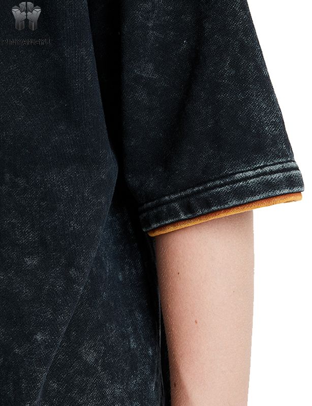 Camiseta con diseño de patchwork y lavado desgastado